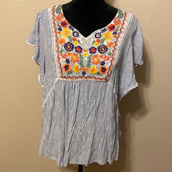 Signature Studio Tops - ❤️2 for $10 Blue and White Stripe Top Stitched Flower Designs